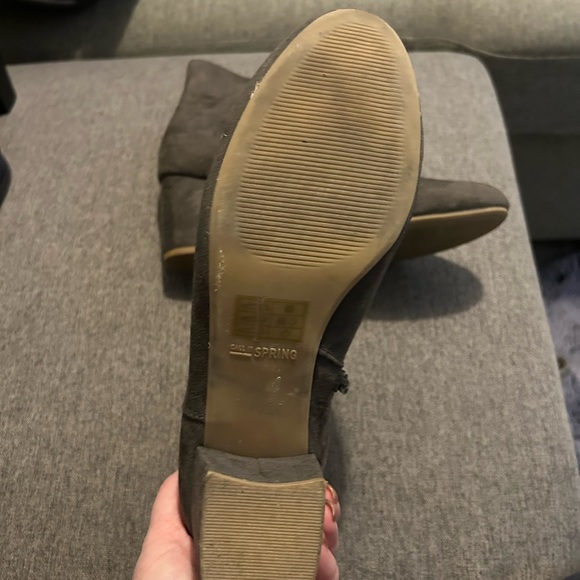Call it Spring Size 8 grey boot. - Picture 6 of 10